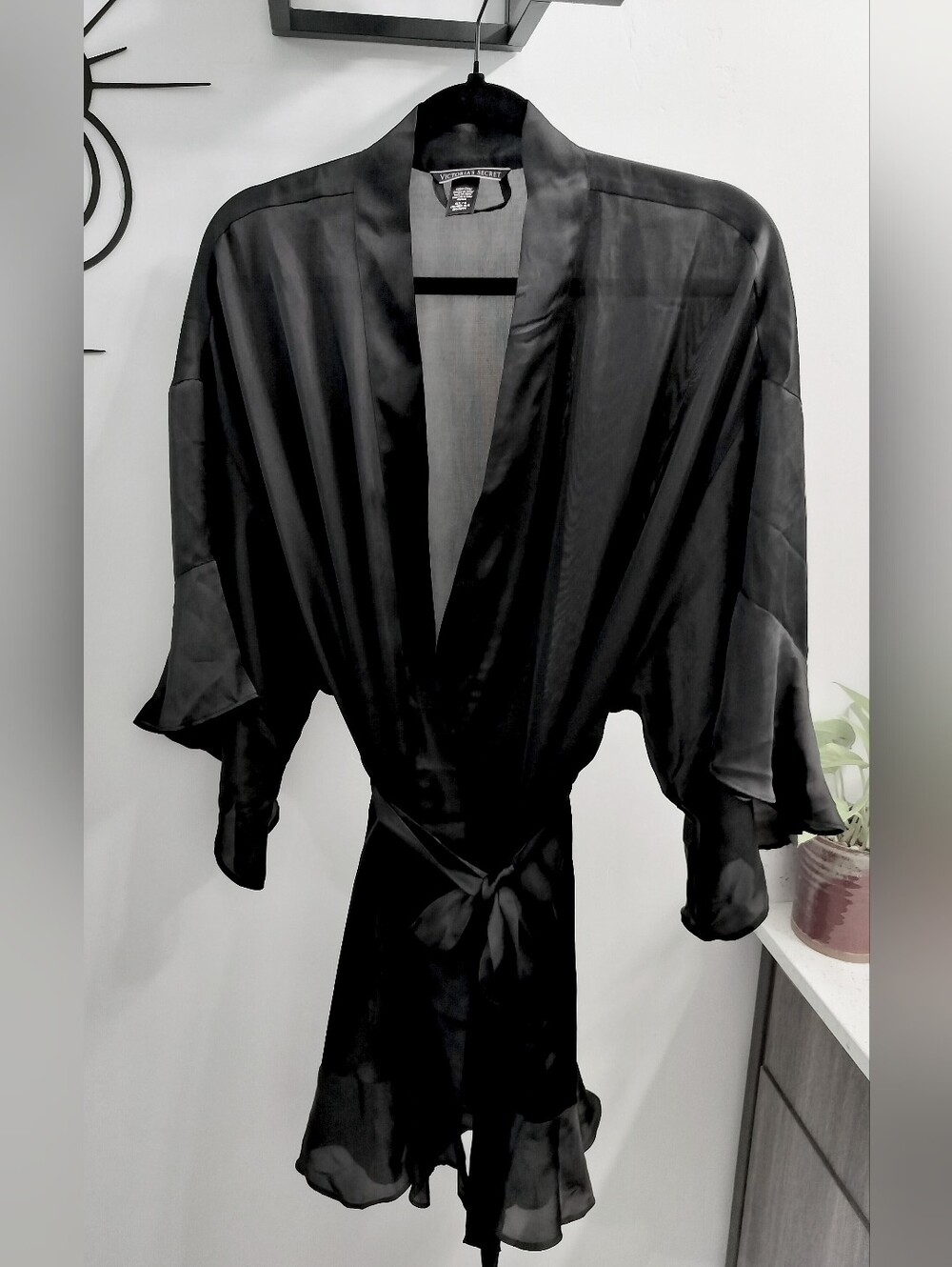 Victoria's Secret Women's M/L Black Satin Flounce Kimono Robe ✨ WITH BELT✨